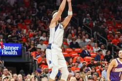 菲尼克斯太阳训练开放日，冲刺阶段门线救险引欢呼，NBA季后赛在即，年轻球员得到机会的简单介绍